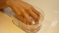 ３．甘皮にキューティクルリムーバー（角質軟化剤）を馴染ませ、ぬるま湯につけてふやかします。